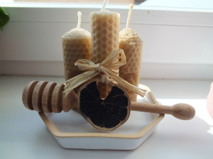 svíčky z včelího vosku s naběračkou na med