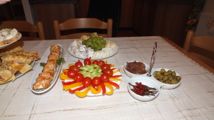 ... výběr sýrů, zeleninový talíř, olivy, domácí cibulové čatní, chilli papričky