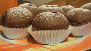 čokoládové muffinky - uvnitř je čokoládový bonbon z bonboniéry :)